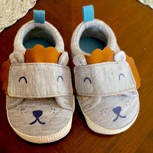Carter’s 0-3 months Velcro booties